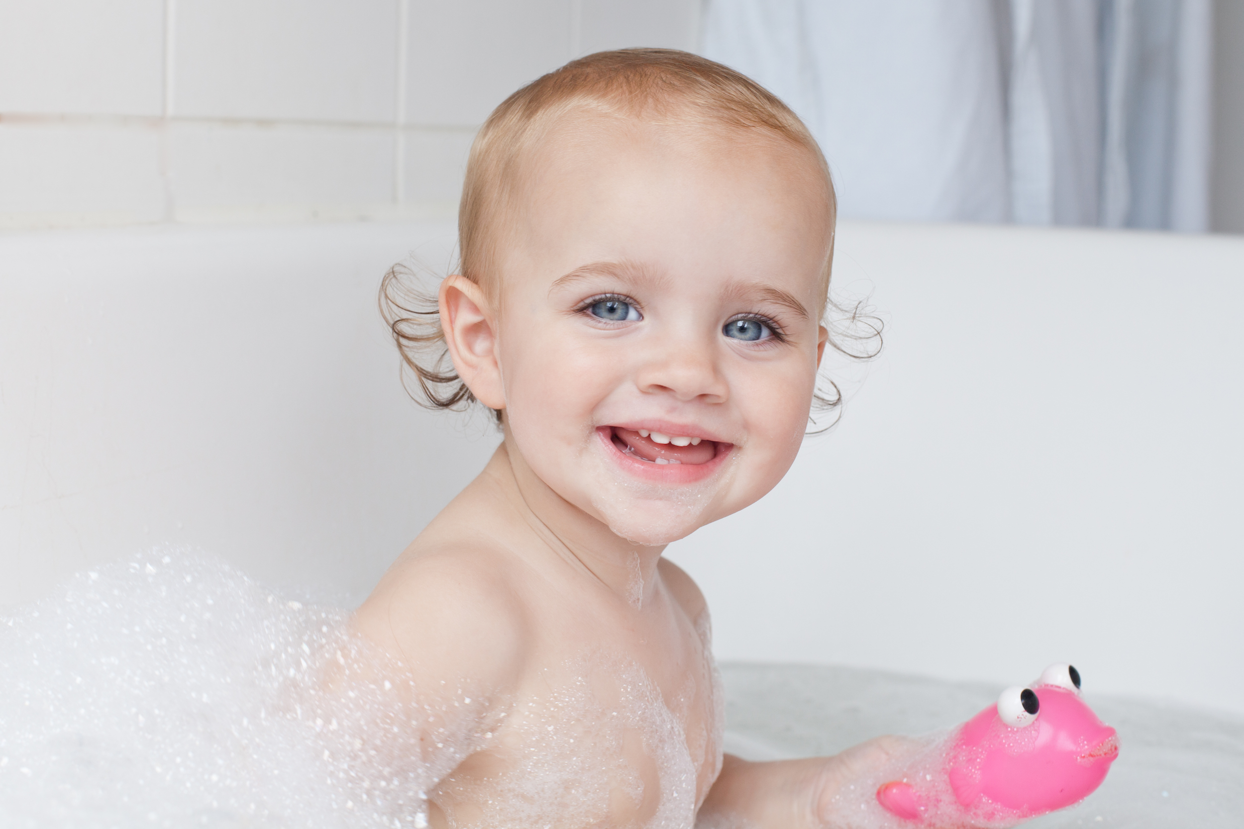 How to remove chlorine & chemicals from bath water. Safely bathe your kids by removing chlorine, chloramines and heavy metals with these 3 ingredients. 