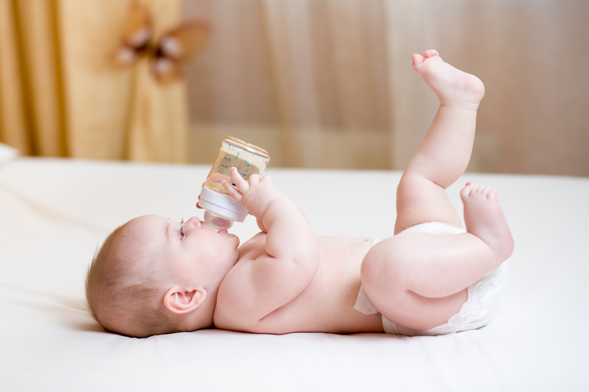 Avoid plastics and chemical exposure to babies and toddlers. How to choose a safe BPA-free bottles and sippy cups without toxic chemicals. 