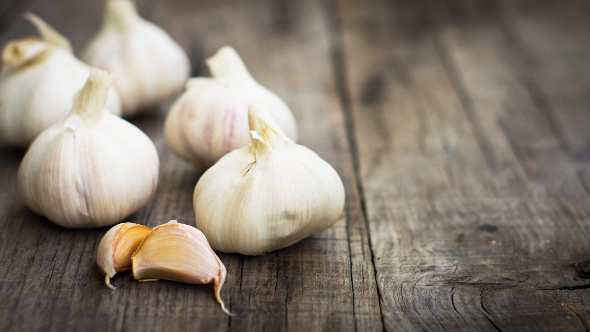 How to Use Garlic Cloves & Garlic Olive Oil for Ear Infections